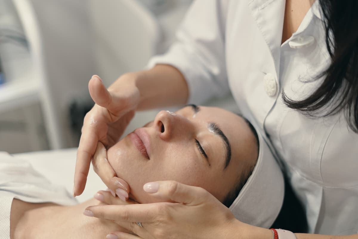 Ventajas de realizarte tratamientos estéticos en un centro con supervisión médica (y cómo disfrutar de Valencia al mismo tiempo)